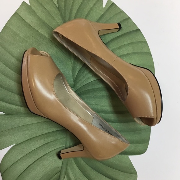 New Neutral Pumps.  Ros Hommerson - Picture 6 of 7